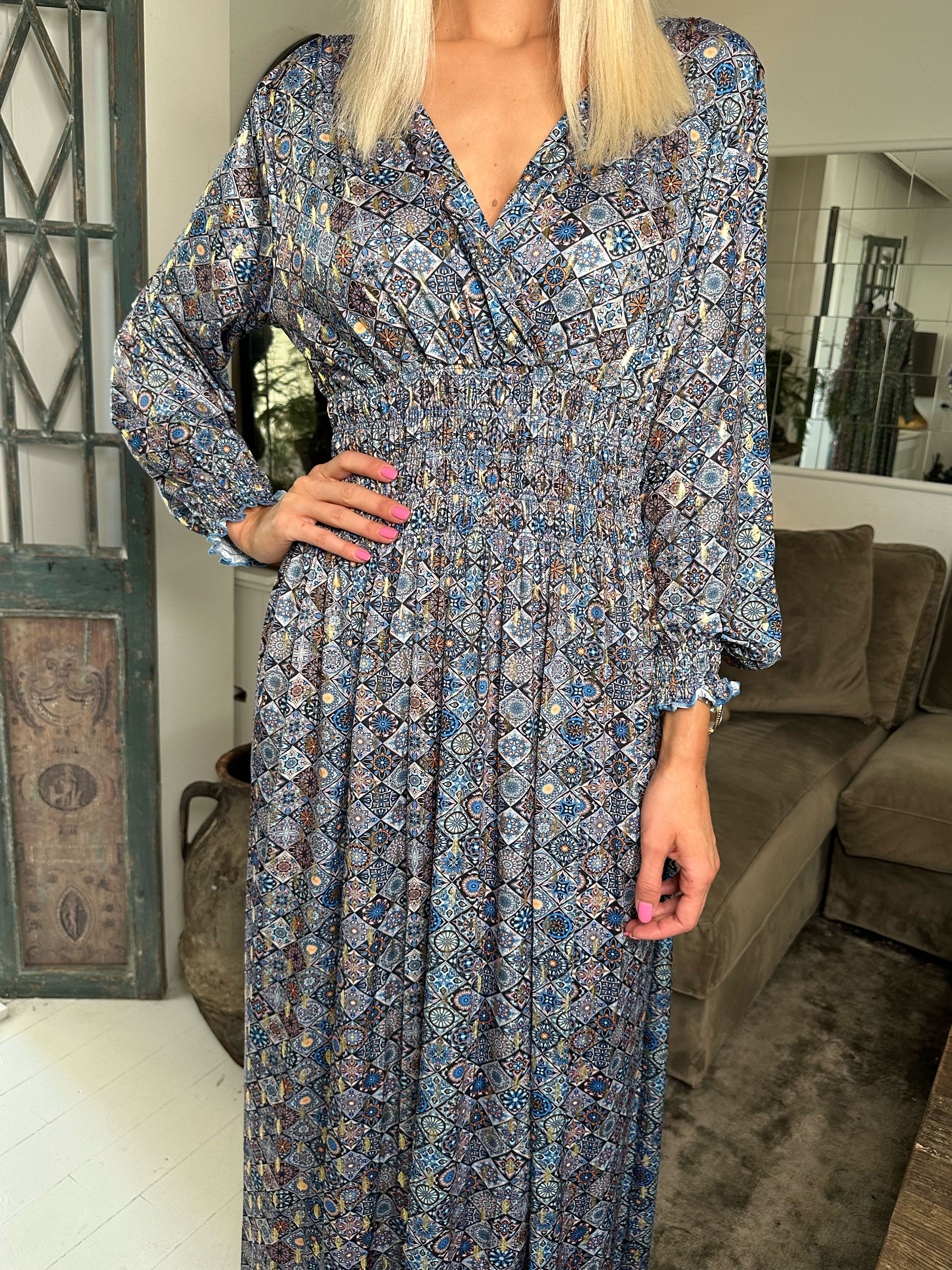 Pams Mosaic L/S - Lång elastisk klänning i skrynkelfritt tyg med långa ärmar